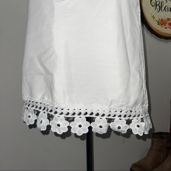 White sleeveless blouse with lace detail - Picture 6 of 8